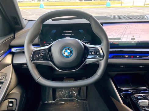 Certified 2024 BMW i5 eDrive40i w/ Premium Package image 5