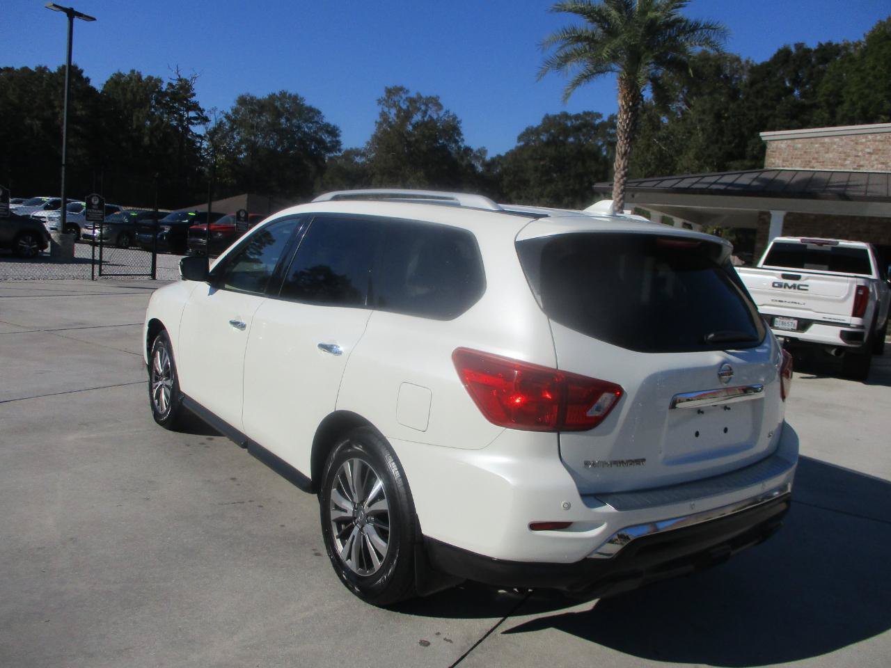 Used 2019 Nissan Pathfinder SL FWD image 12