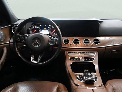 Used 2018 Mercedes-Benz E 400 4MATIC Wagon w/ Premium 1 Package image 11
