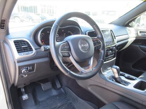 Used 2019 Jeep Grand Cherokee Laredo w/ Security & Convenience Group AWD/4WD image 16