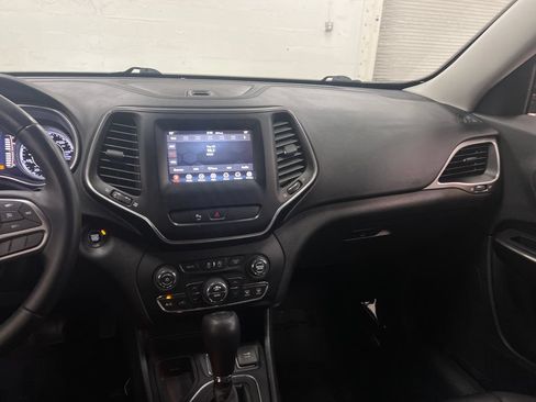 Used 2019 Jeep Cherokee Latitude Plus w/ Comfort/Convenience Group FWD image 19