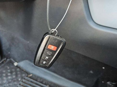 Used 2022 Toyota Highlander XLE AWD/4WD image 19
