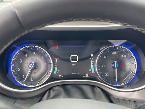 Used 2023 Chrysler Pacifica Touring-L FWD image 28