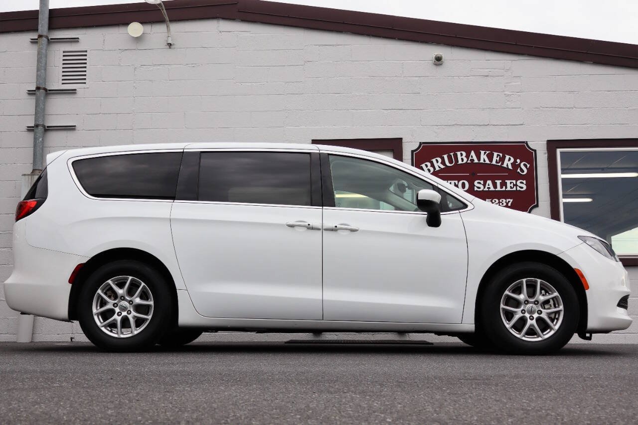 Used 2023 Chrysler Voyager LX FWD image 1