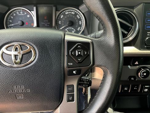 Used 2018 Toyota Tacoma SR5 RWD image 19