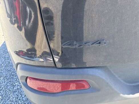 Used 2018 Jeep Cherokee Latitude w/ Altitude Package AWD/4WD image 13