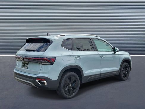 New 2026 Volkswagen Taos SE FWD image 3
