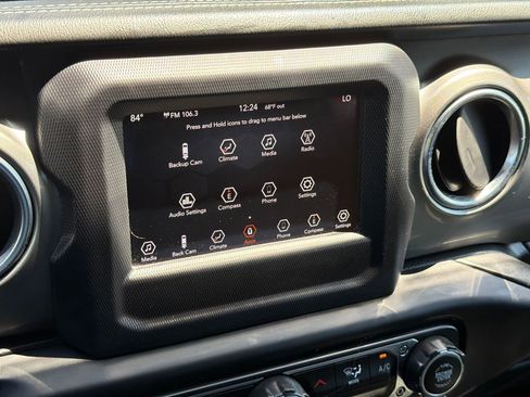 Used 2020 Jeep Wrangler Unlimited Sahara AWD/4WD image 24