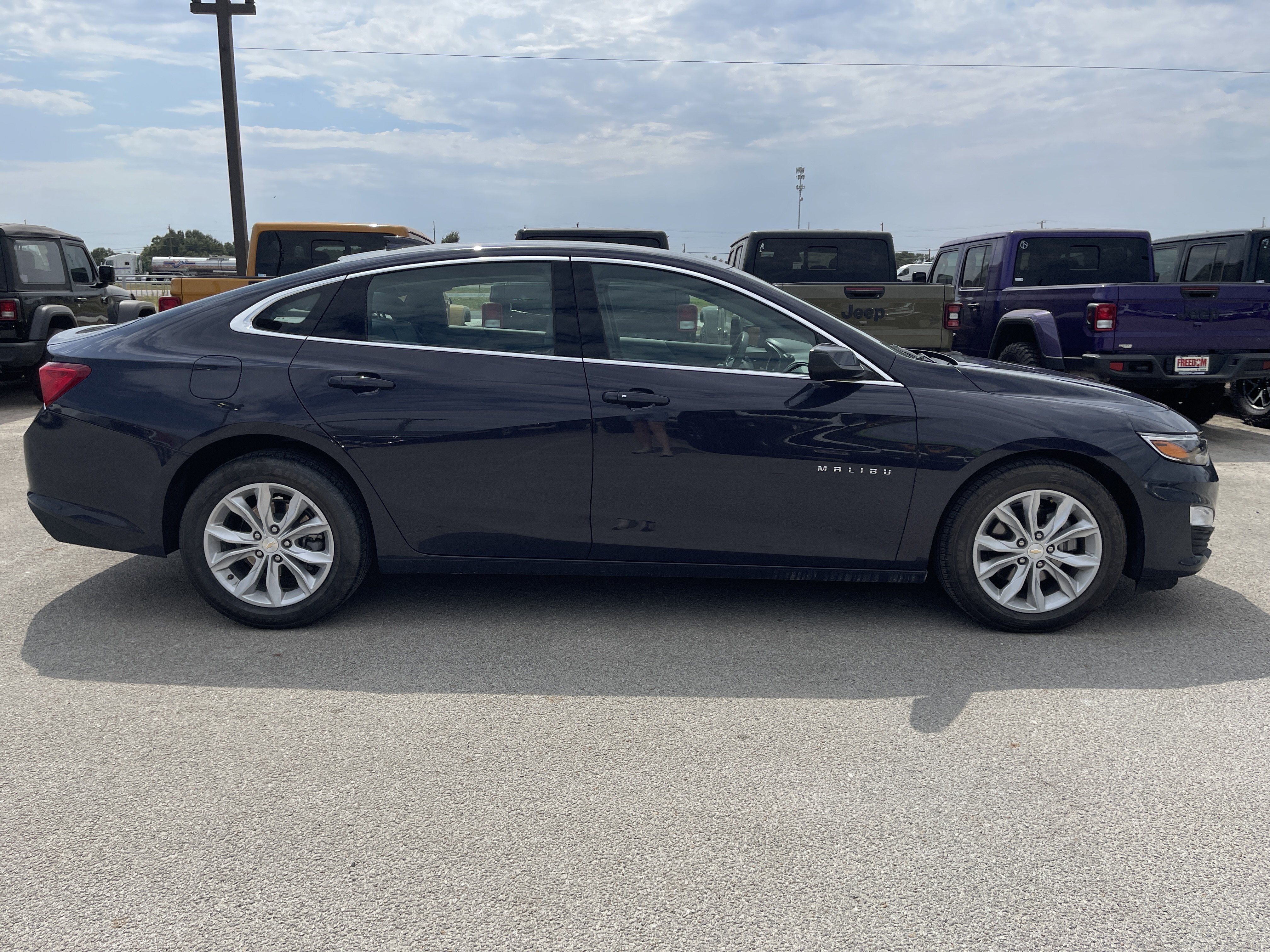 Used 2025 Chevrolet Malibu LT FWD image 3