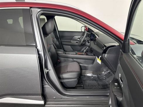 New 2025 Nissan Kicks SR image 10