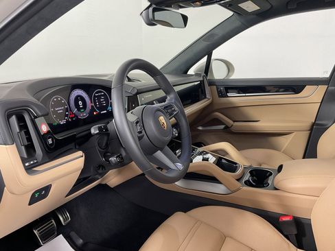 Used 2024 Porsche Cayenne Turbo image 4