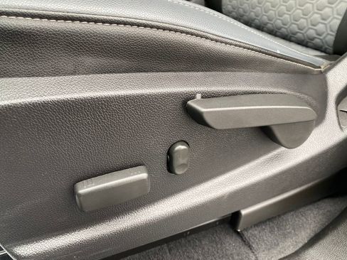 Used 2019 Chevrolet Colorado Z71 w/ Z71 Midnight Edition image 11