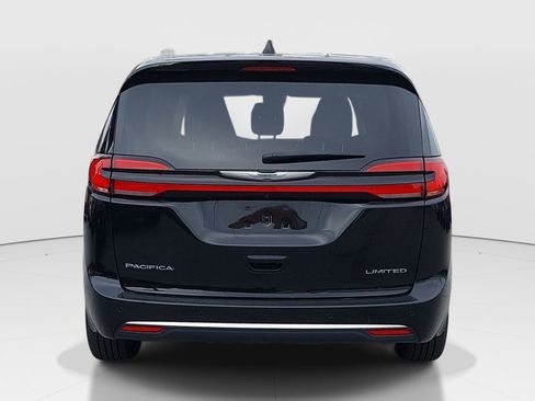 Used 2024 Chrysler Pacifica Limited image 6