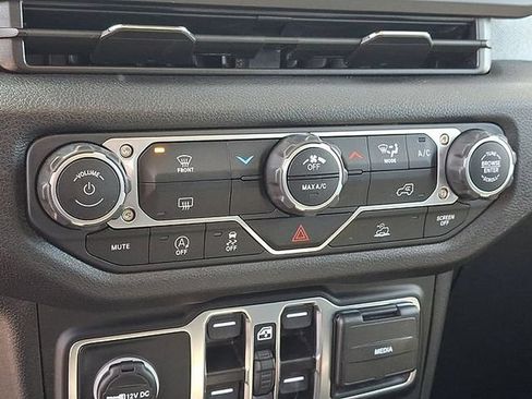 Used 2025 Jeep Wrangler Unlimited Sport AWD/4WD image 15