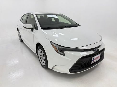 Used 2024 Toyota Corolla LE FWD image 2