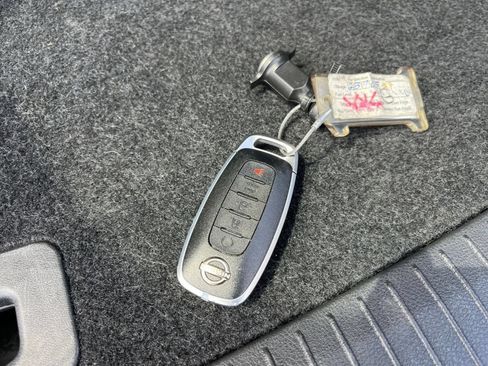 Used 2025 Nissan Rogue SV FWD image 17
