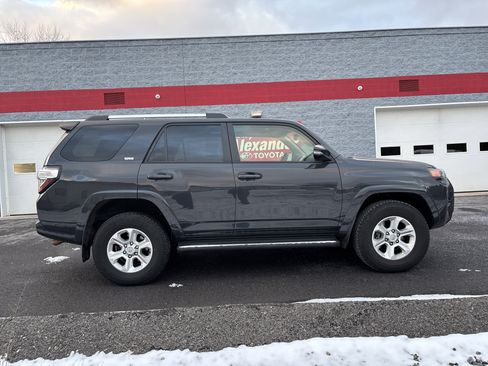 Certified 2024 Toyota 4Runner SR5 Premium image 2