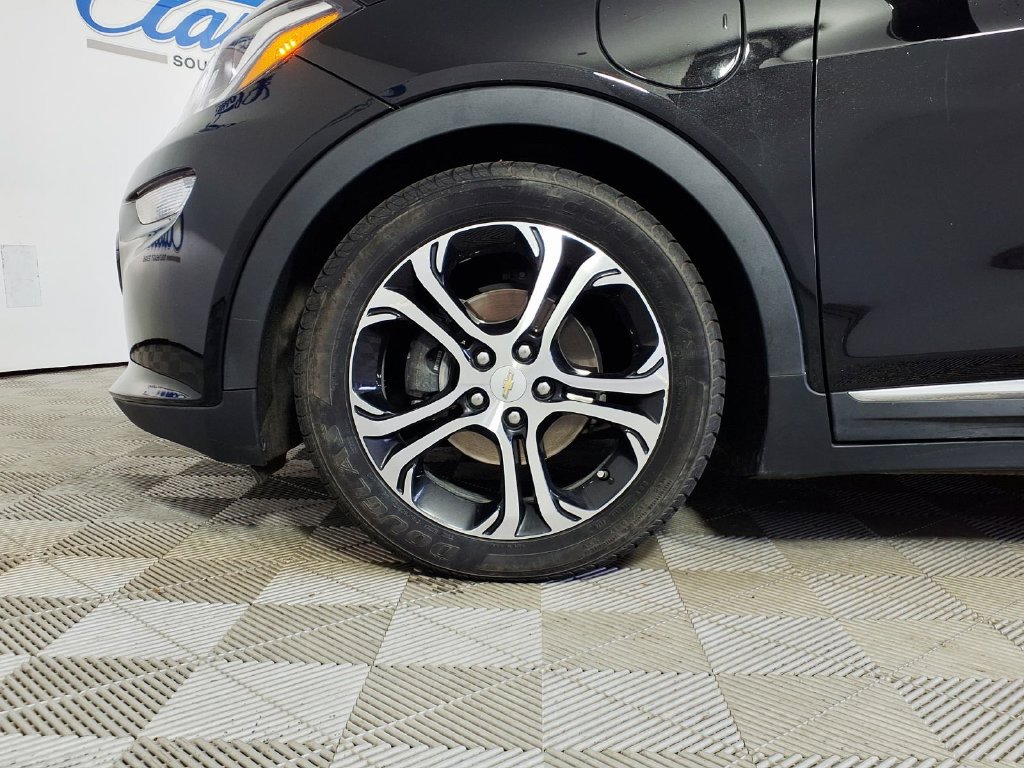 Used 2021 Chevrolet Bolt Premier w/ Infotainment Package FWD image 7
