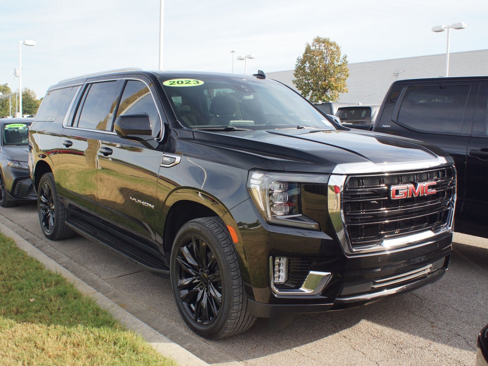 Used 2023 GMC Yukon XL SLE w/ Gmc Pro Safety Plus Package AWD/4WD image 2