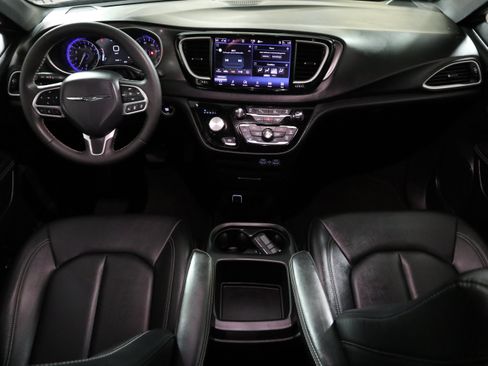 Used 2025 Chrysler Pacifica Select FWD image 14