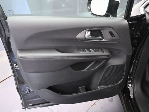 New 2027 Chrysler Pacifica Select FWD image 13