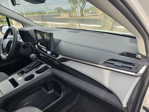 Used 2025 Toyota Sienna LE image 24