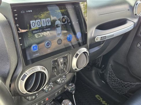 Used 2012 Jeep Wrangler Unlimited Rubicon image 28