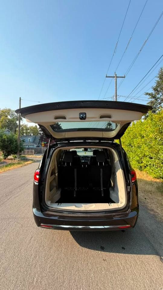 Used 2023 Chrysler Pacifica Touring-L AWD/4WD image 2