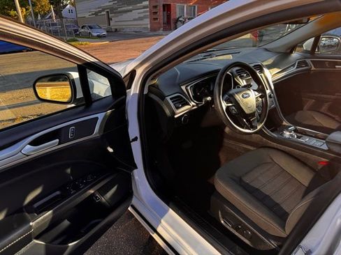 Used 2020 Ford Fusion SE FWD image 8