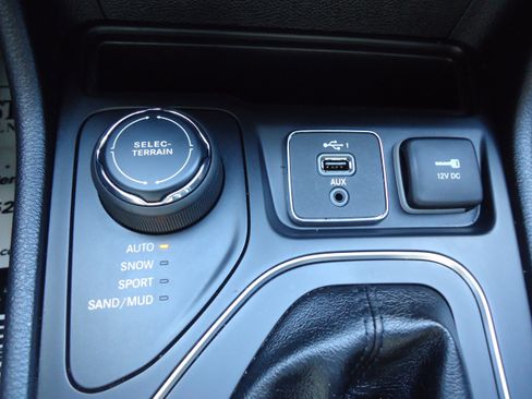 Used 2020 Jeep Cherokee Latitude Plus w/ Cold Weather Group AWD/4WD image 21