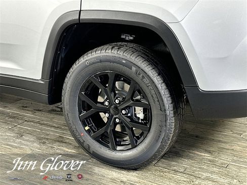 New 2025 Jeep Grand Cherokee Altitude image 12