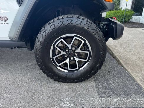 Used 2025 Jeep Wrangler Unlimited Rubicon AWD/4WD image 29