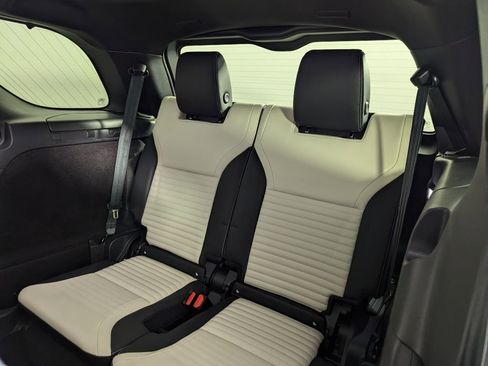 Used 2024 Land Rover Discovery Dynamic SE image 16