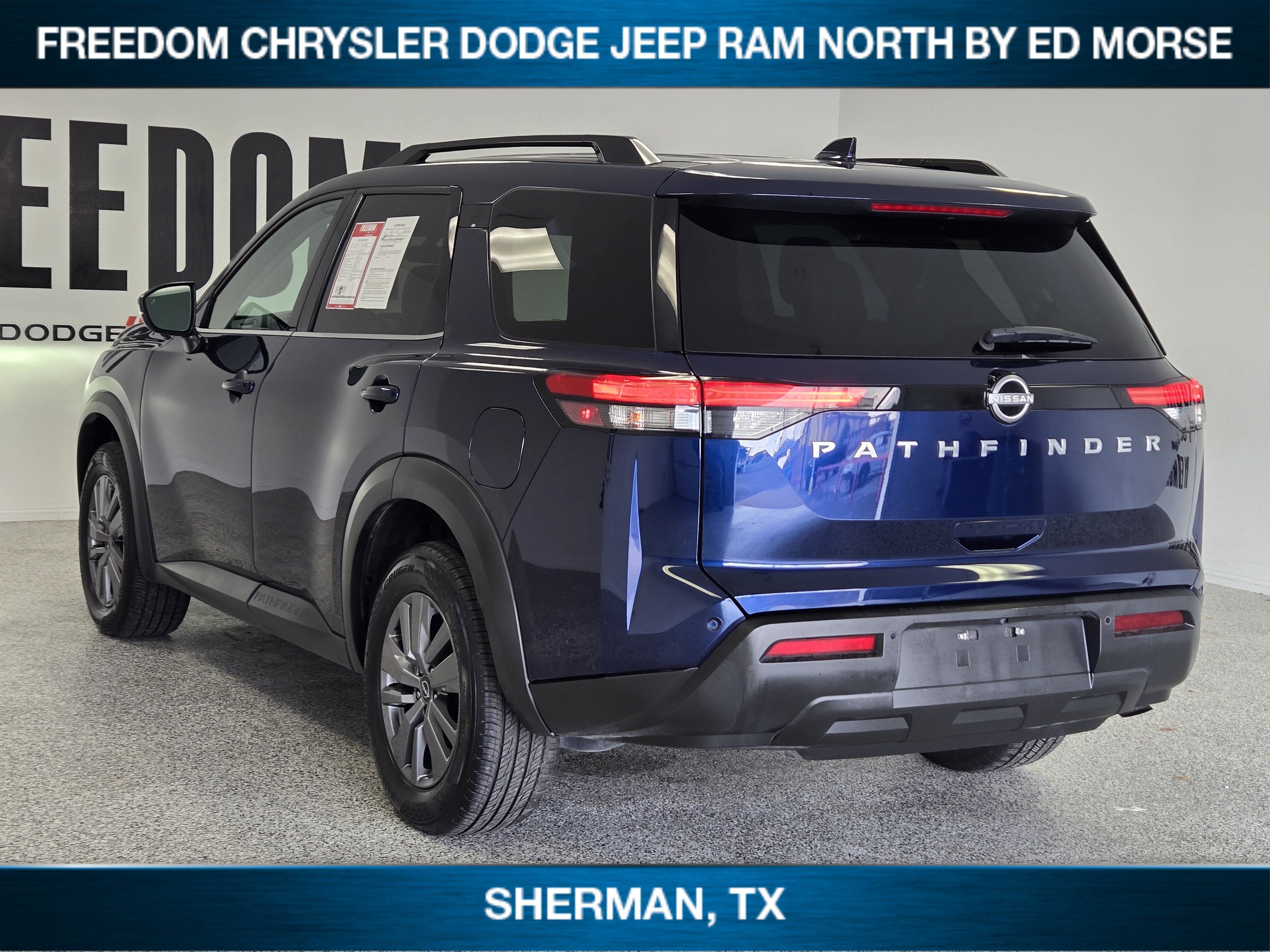 Used 2025 Nissan Pathfinder SV FWD image 4