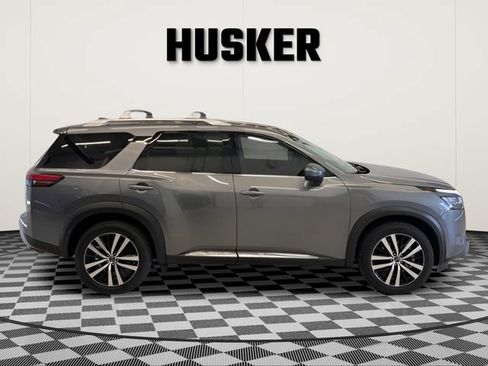 Used 2023 Nissan Pathfinder Platinum AWD/4WD image 2