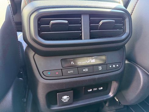 Used 2025 Honda Pilot TrailSport image 38