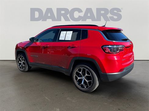 Used 2024 Jeep Compass Latitude image 5