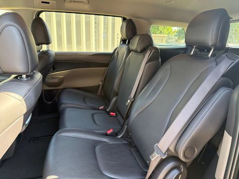 Used 2025 Kia Carnival FWD image 23