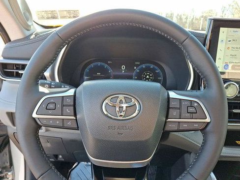 Certified 2025 Toyota Highlander Platinum image 18