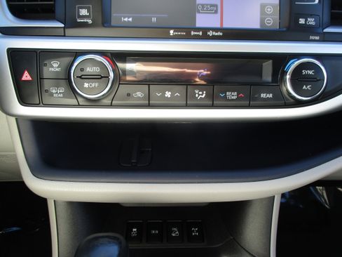 Used 2016 Toyota Highlander Limited image 27