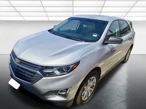 Used 2019 Chevrolet Equinox LS w/ LS Convenience Package FWD image 4