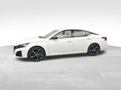 Used 2024 Nissan Altima 2.5 SR FWD image 2