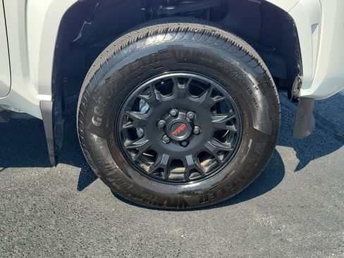 Certified 2025 Toyota Tacoma SR5 AWD/4WD image 6