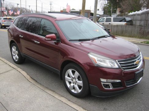 Used 2016 Chevrolet Traverse LT w/ Style and Technology Package image 3