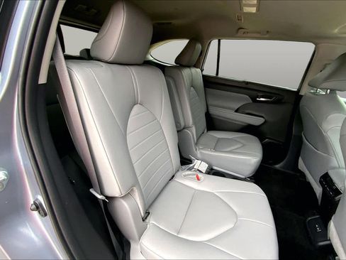 Used 2024 Toyota Highlander XLE AWD/4WD image 19