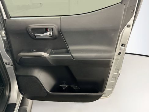 Used 2019 Toyota Tacoma TRD Sport image 31