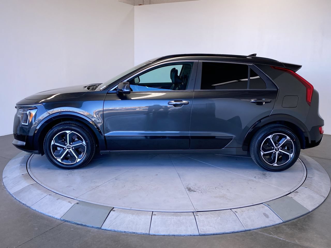 Certified 2024 Kia Niro FWD image 2