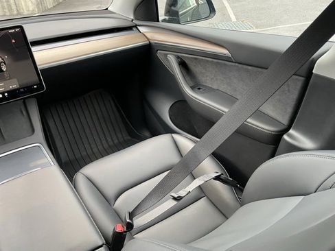 Used 2023 Tesla Model Y Long Range image 32