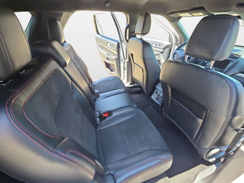 Used 2019 Ford Explorer XLT w/ XLT Sport Appearance Package AWD/4WD image 18