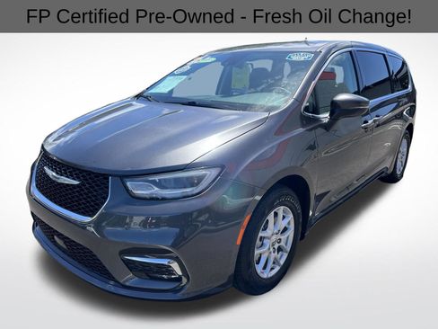 Used 2023 Chrysler Pacifica Touring-L image 5